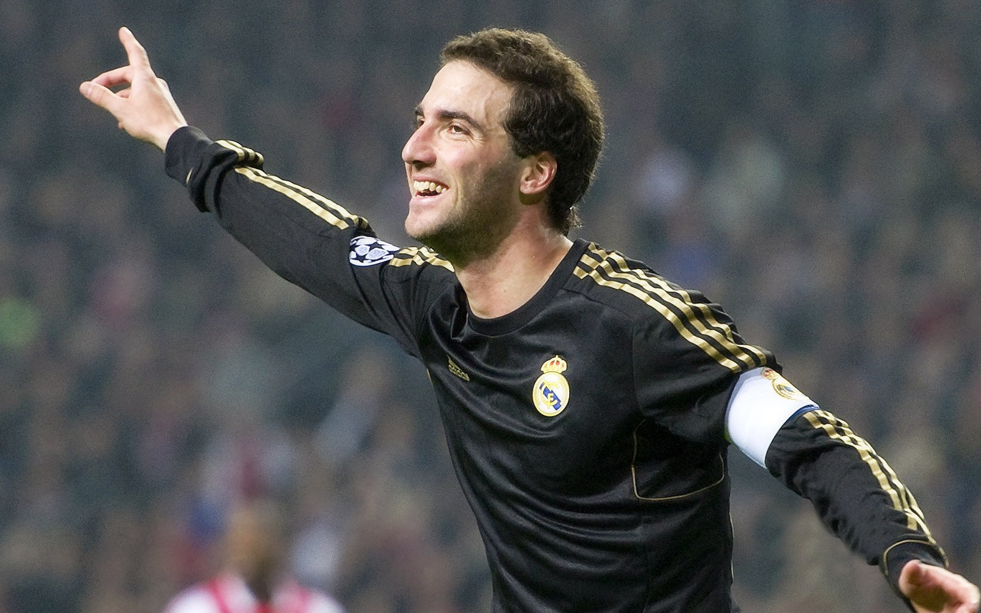 爱游戏体育在线-国家队公开训练日吸引万名观众,互动活动大受欢迎,国家队训练在哪